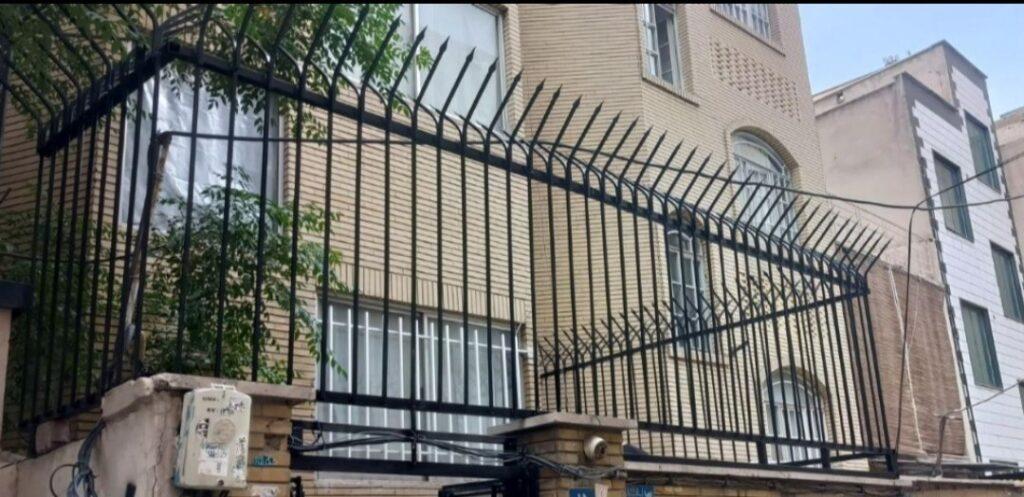 لیست قیمت حفاظ دیوار نرده روی دیوار حفاظ سرنیزه ای آبشاری