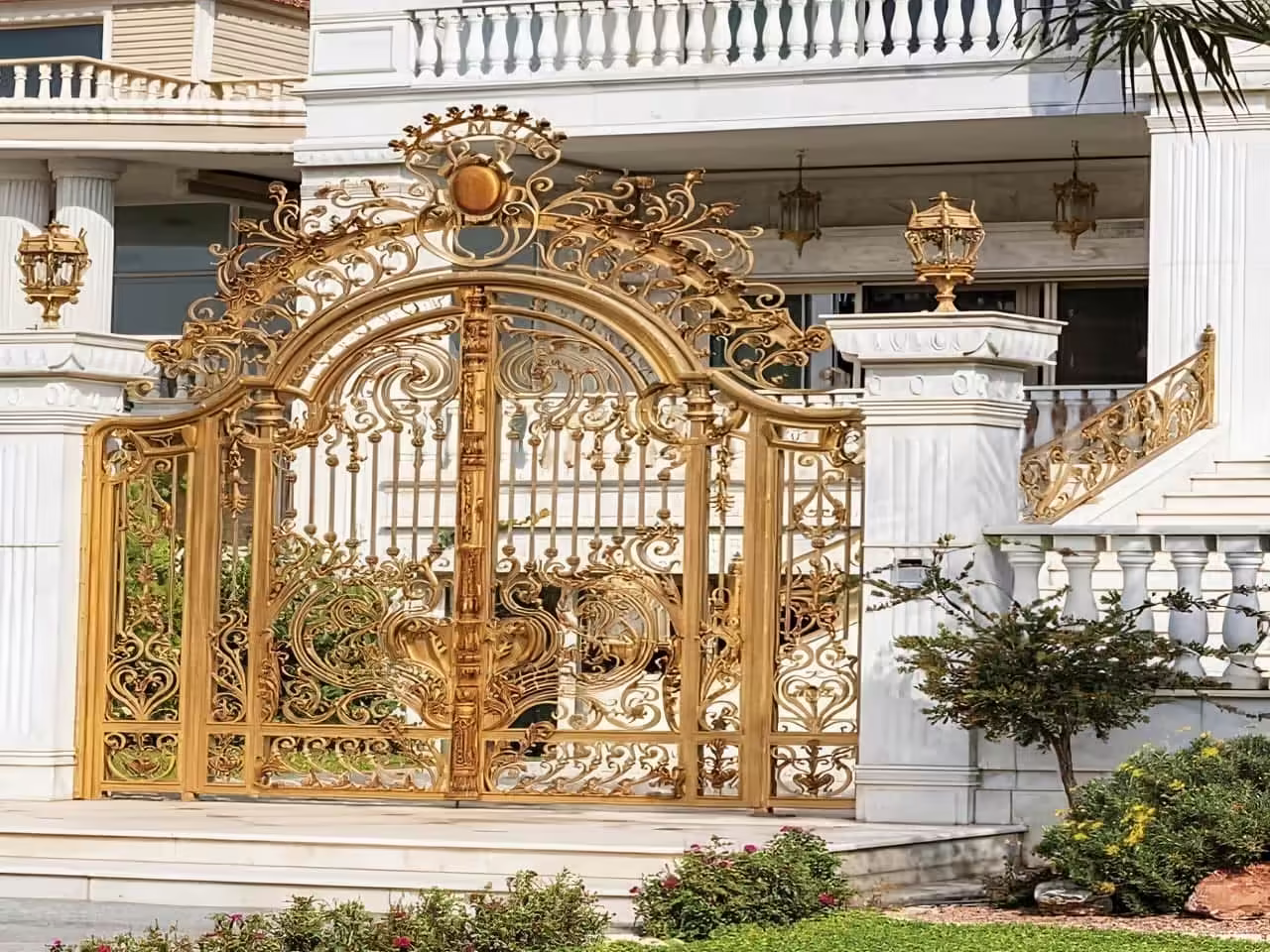 درب فرفورژه را با طراحی خاص درب ویلایی شیک در گنبدکاووس