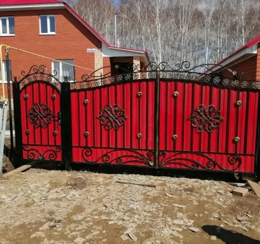 درب ورودی ساختمان در یاسوج