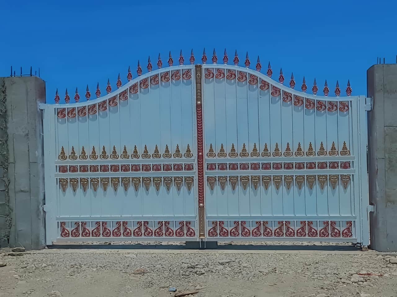 درب فلزی ساده در گنبدکاووس