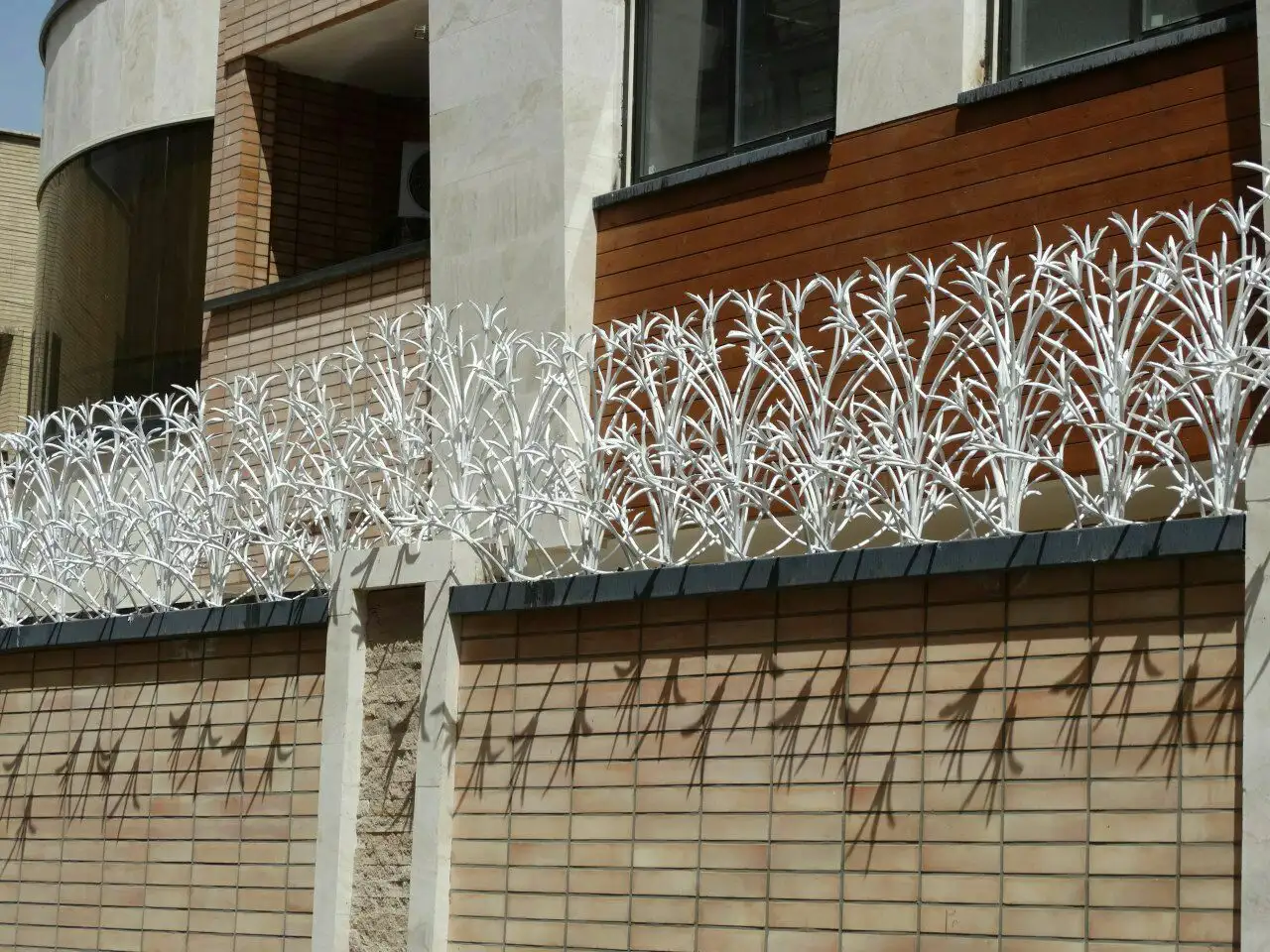 قیمت نرده حفاظ روی دیوار انواع حفاظ دیوار حیاط: چه چیزی بهتر است؟