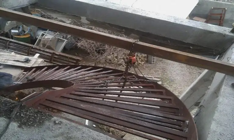پله دوبلکس آهنی همراه با نرده فرفورژه
