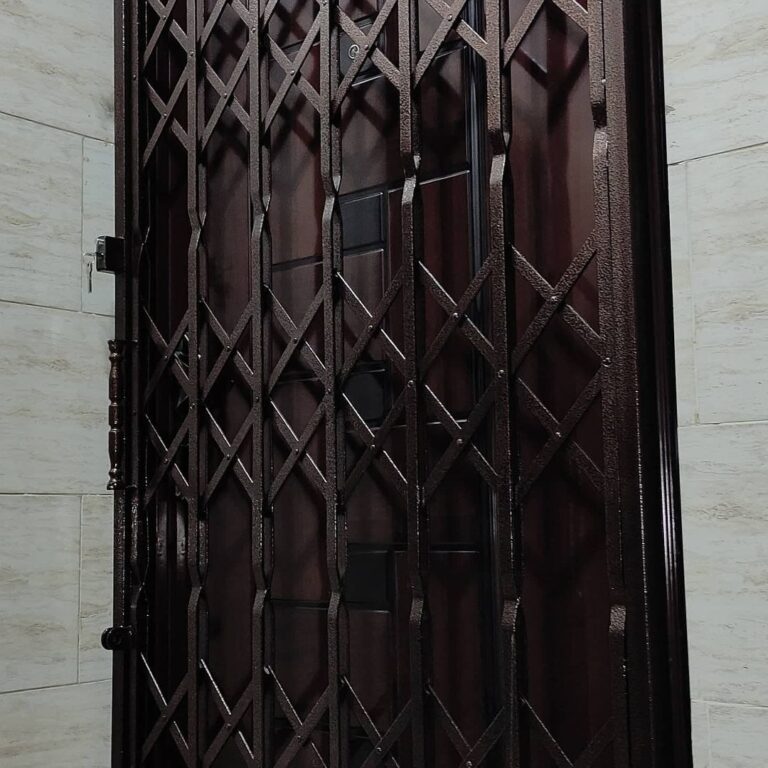 حفاظ پشت درب آپارتمان