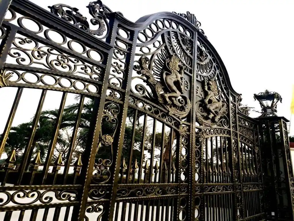 مشخصات انواع درب حیاط ویلایی