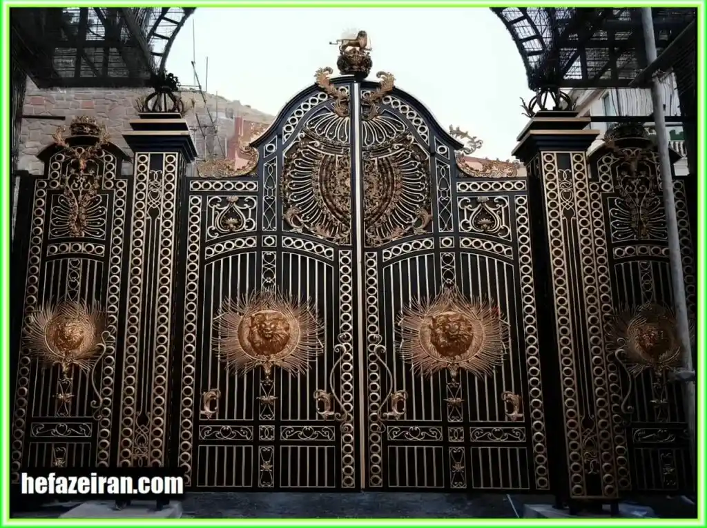 طراحی سفارشی درب حیاط با ستون و الگوهای هنری متنوع طراحی سفارشی درب حیاط با ستون و الگوهای هنری متنوع