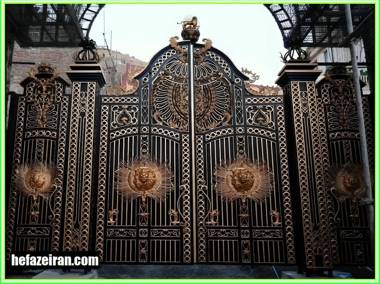 طراحی سفارشی درب حیاط با ستون و الگوهای هنری متنوع