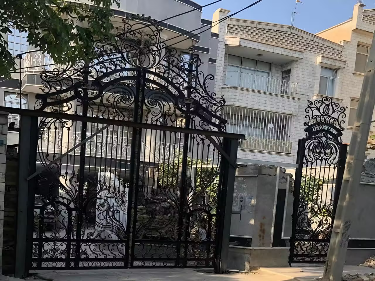 مزایا و معایب درب آهنی ماشین رو فرفورژه