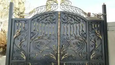 درب آهنی شمالی ساختمان