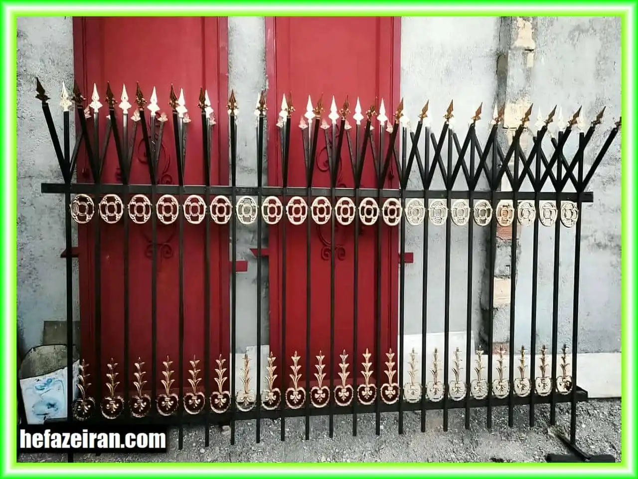 حفاظ سرنیزه ای آهنی در دیوارهای بلند