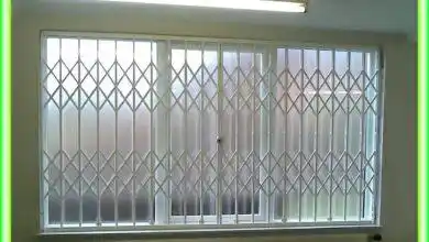 درب آکاردئونی داخل آپارتمان