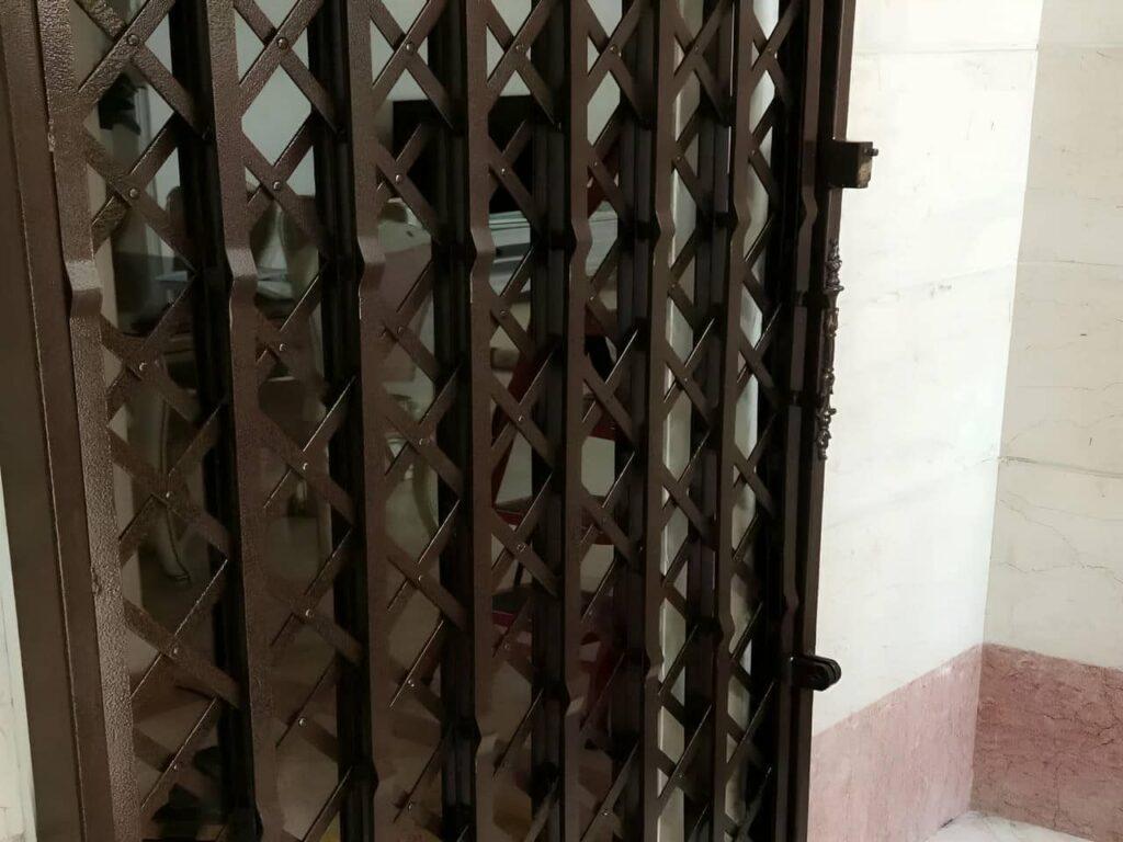 حفاظ کرکره ای درب منزل حفاظ کرکره ای درب منزل