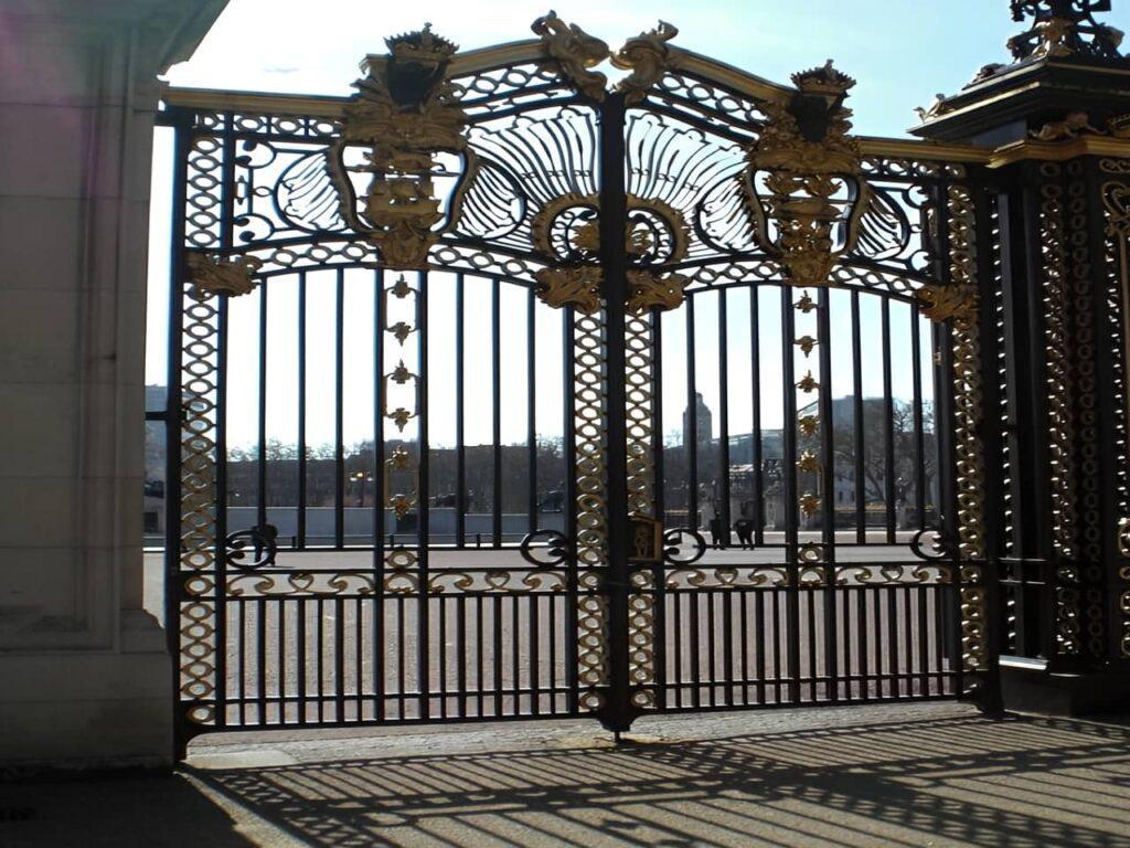 درب حیاط ساده و شیک درب حیاط ساده و شیک