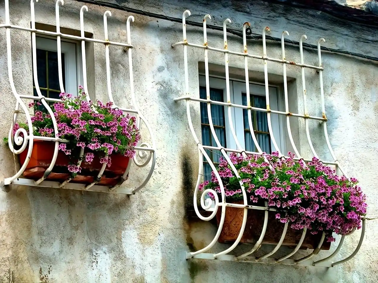 کاربردهای خاص حفاظ پنجره با جای گلدان