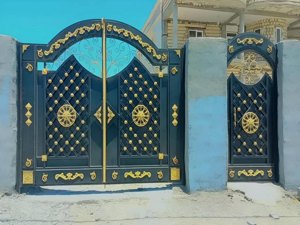 درب حیاط رنگی