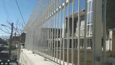 حفاظ آهنی روی دیوار منزل