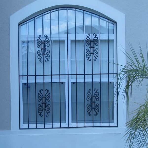 نصب حفاظ پنجره مدل نقشینه