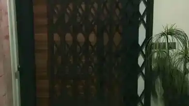 درب و حفاظ آکاردئونی نصب شده روی دیوار