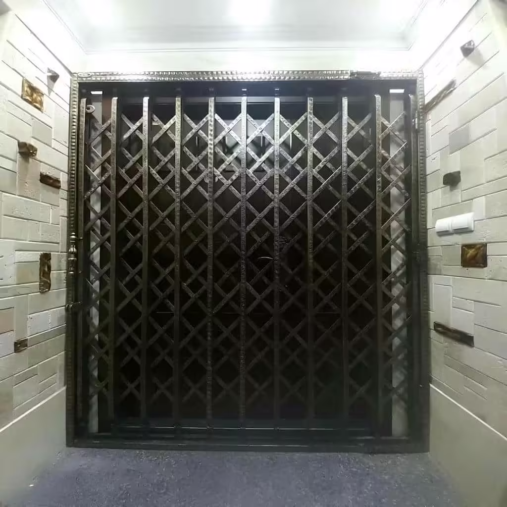 نصب حفاظ آکاردئونی روی دیوار