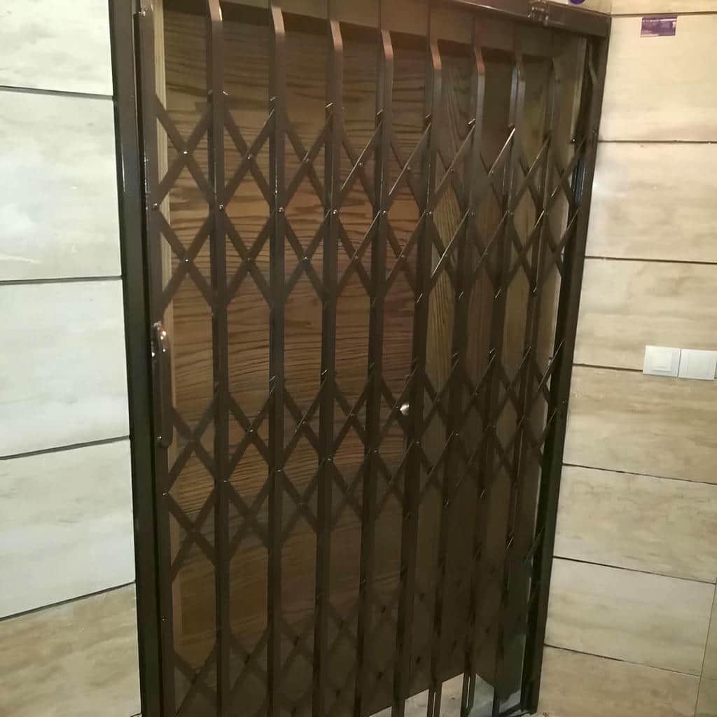 نصب درب آکاردئونی چهارگل در ایرانشهر