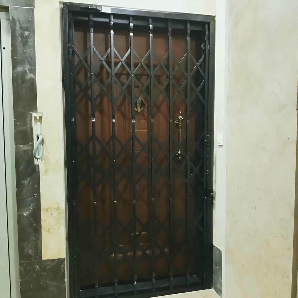 درب آکاردئونی در نیشابور