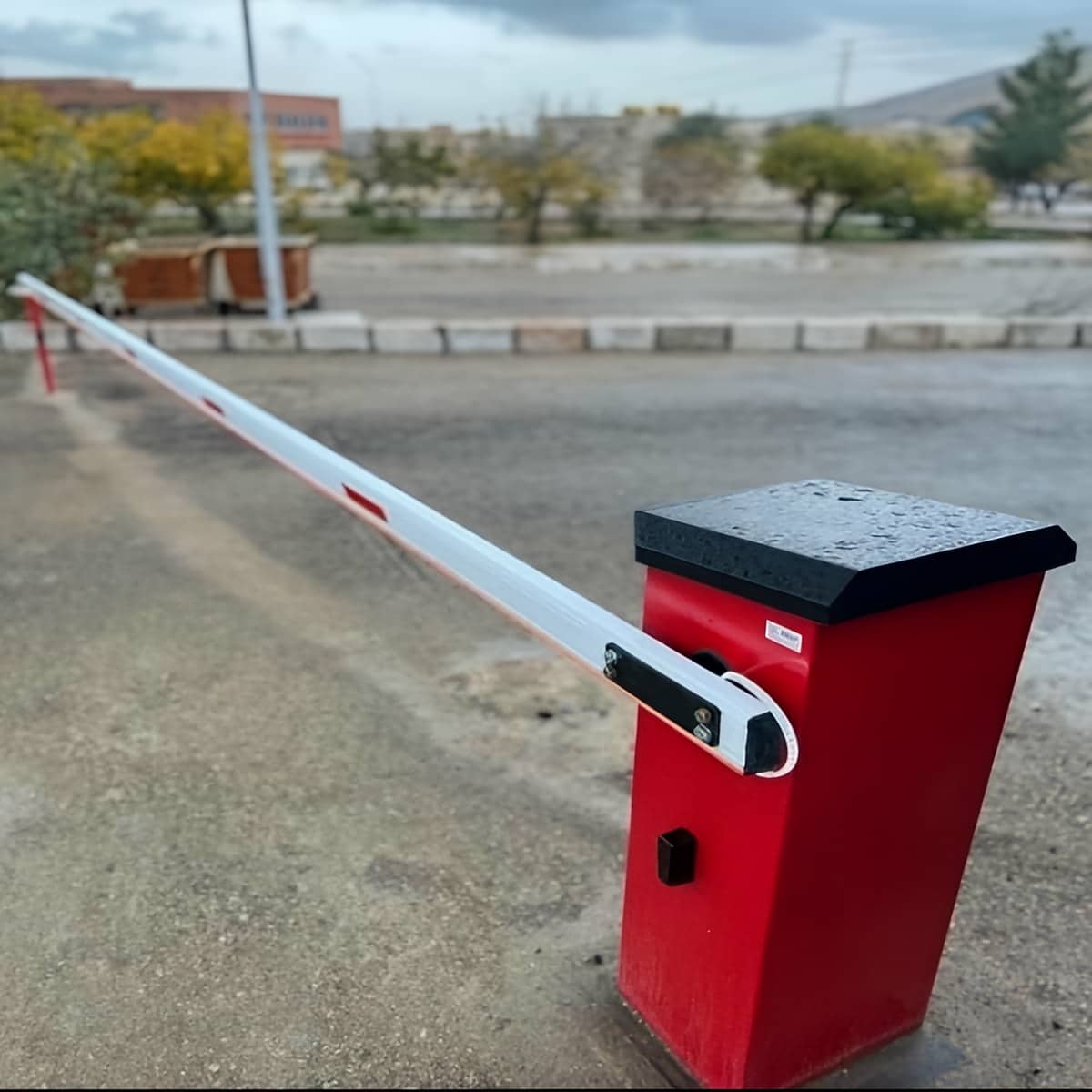 راهبند برقی پارکینگ با پایه نصب محکم