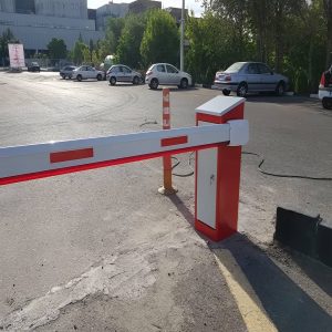 راهبند پارکینگ با بازوی متحرک فلزی