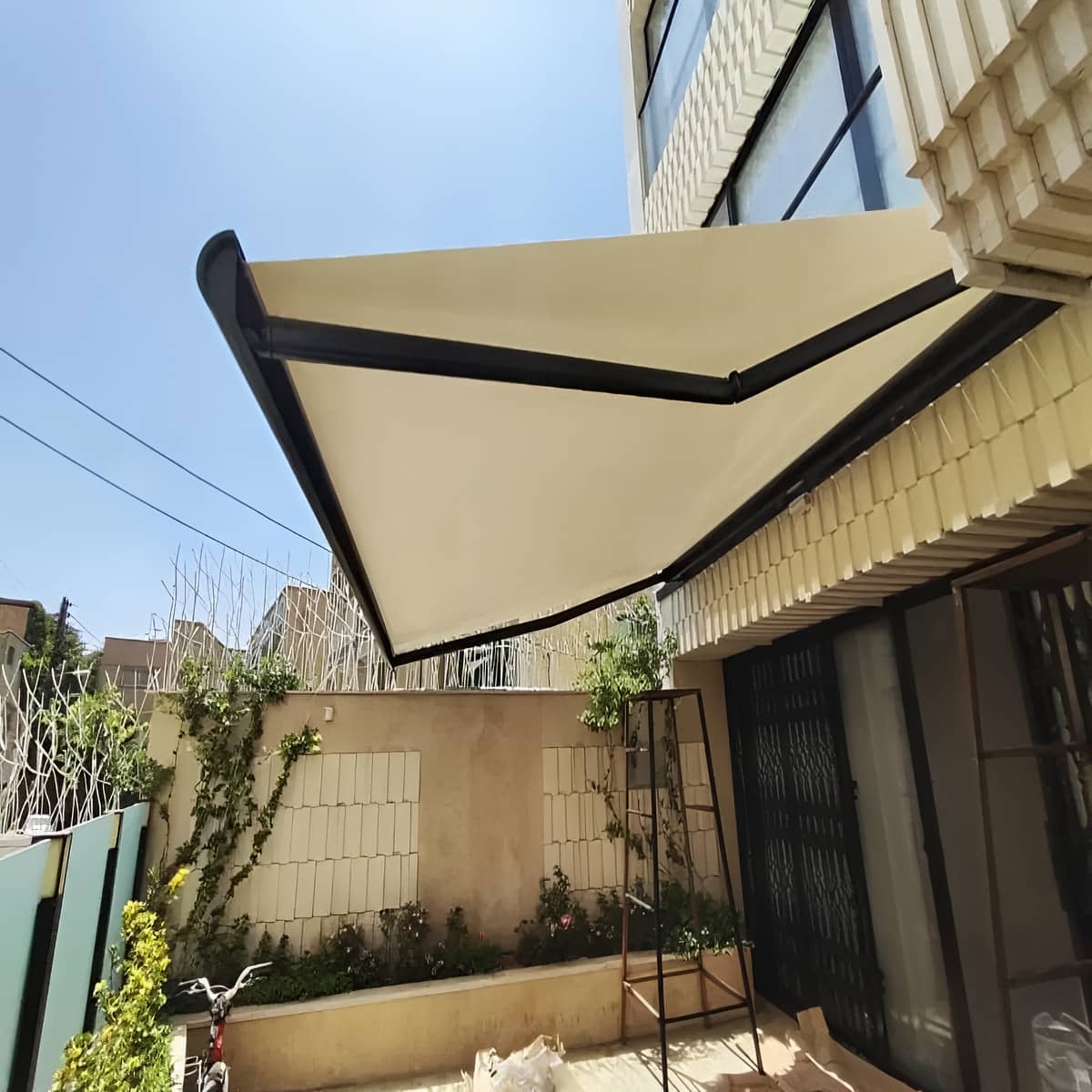سایبان برقی ضد UV با رنگ مناسب