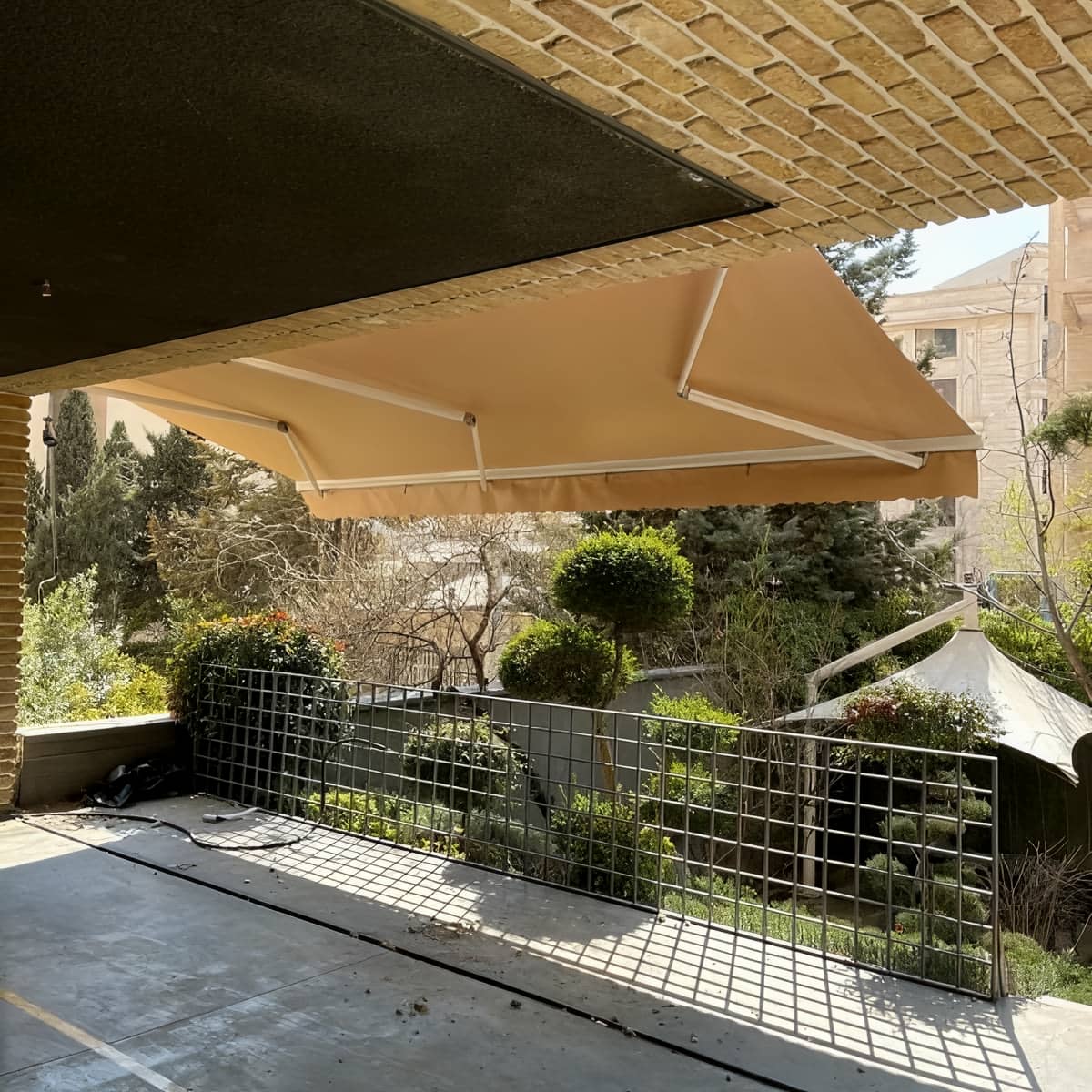 سایبان برقی با بازوی مقاوم روی نما