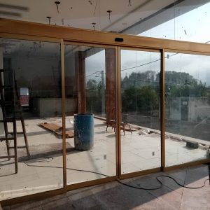 درب اتوماتیک شیشه ای منحنی با فریم آلومینیومی مقاوم
