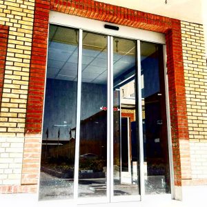 درب اتوماتیک شیشه ای کشویی با ریل خطی