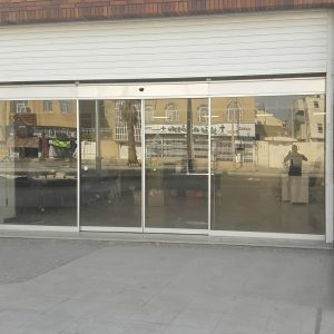 درب اتوماتیک شیشه ای با ریل تراز در نصب فنی