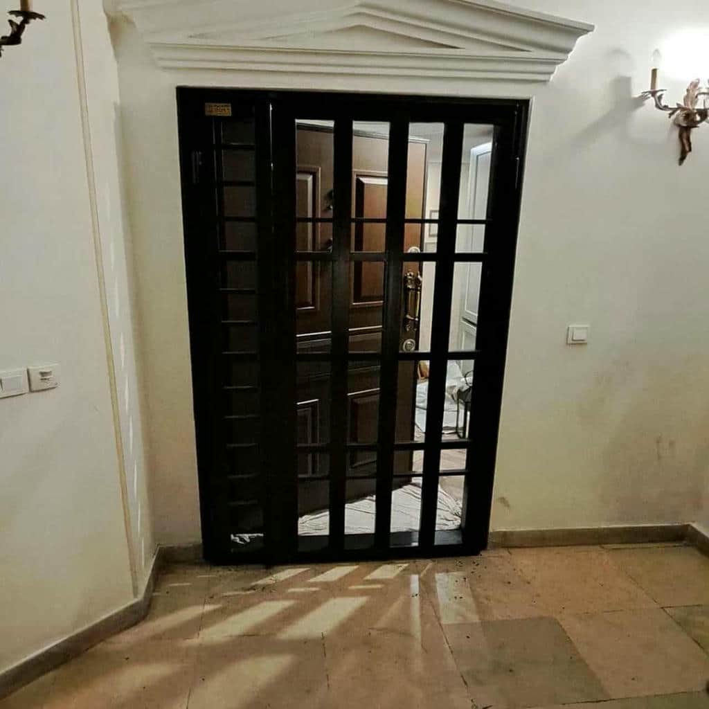 قفل درب ضد سرقت با یراق مقاوم اطراف درب