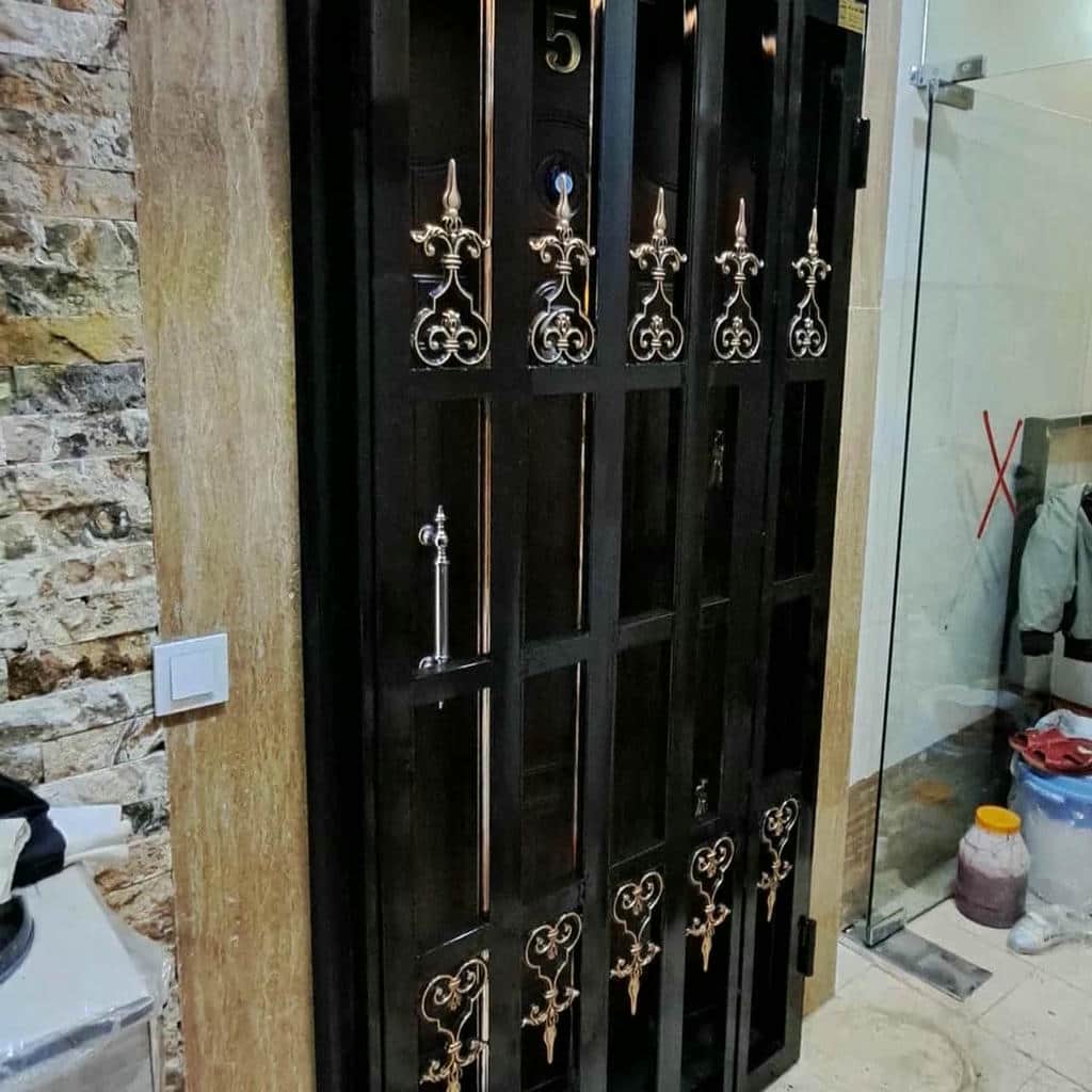قفل امنیتی ضد سرقت روی درب آکاردئونی ورودی