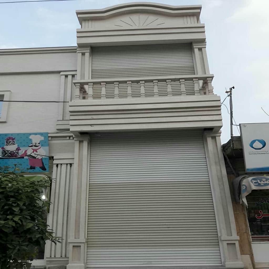 کرکره برقی مغازه با ریل فلزی تراز شده