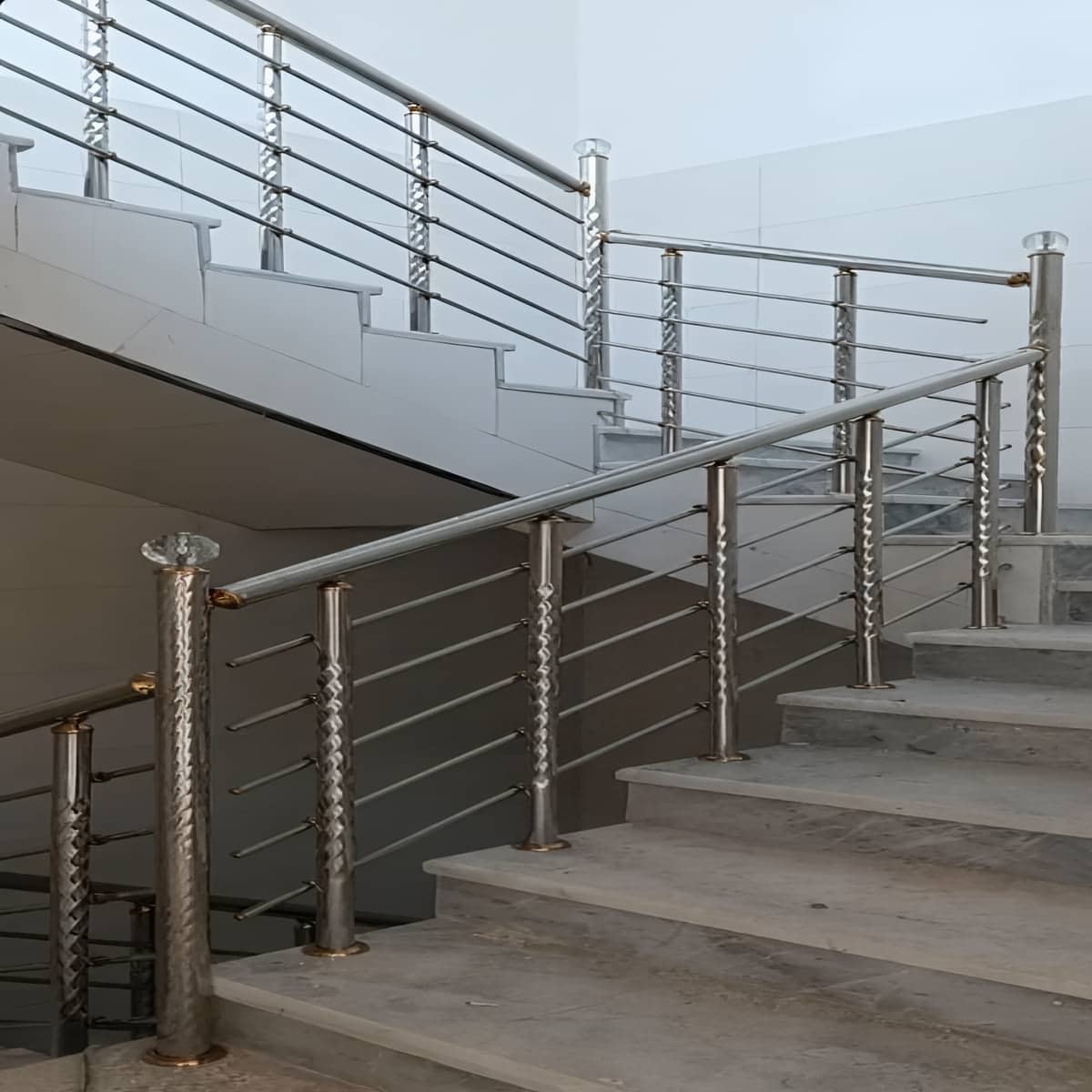 نرده استیل سفارشی با پایه محکم و تراز