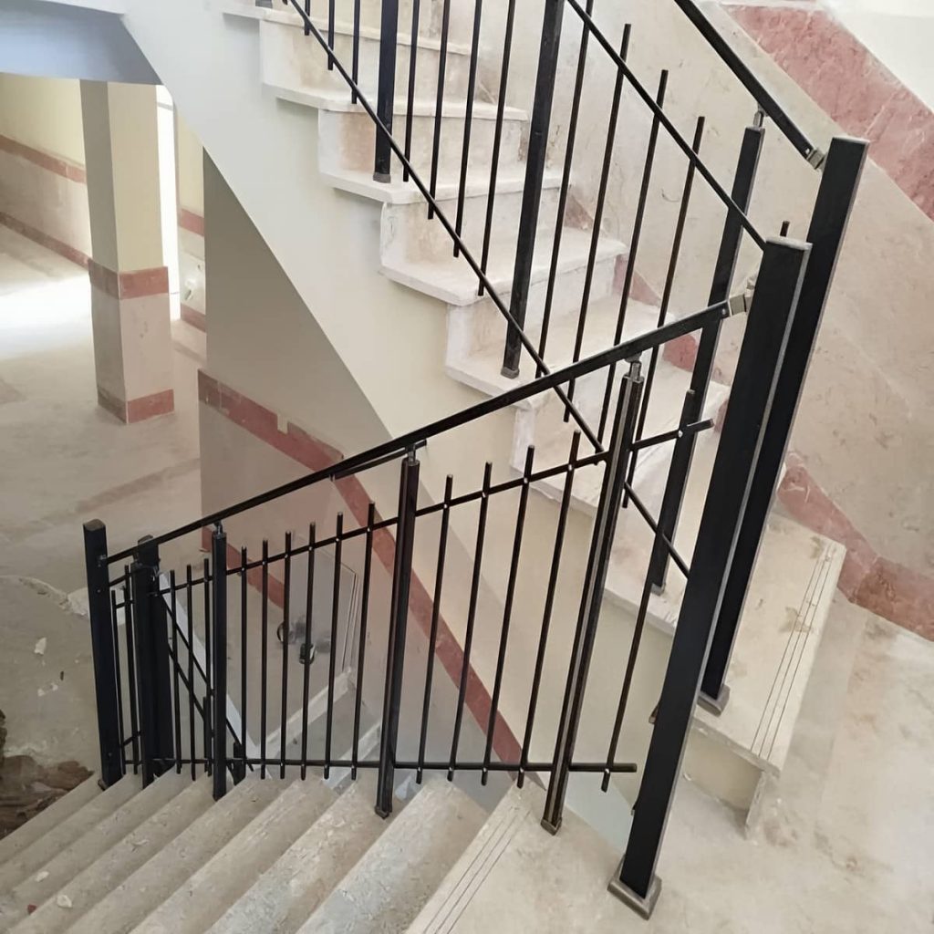 نرده آهنی با جوش یکنواخت کنار راه پله
