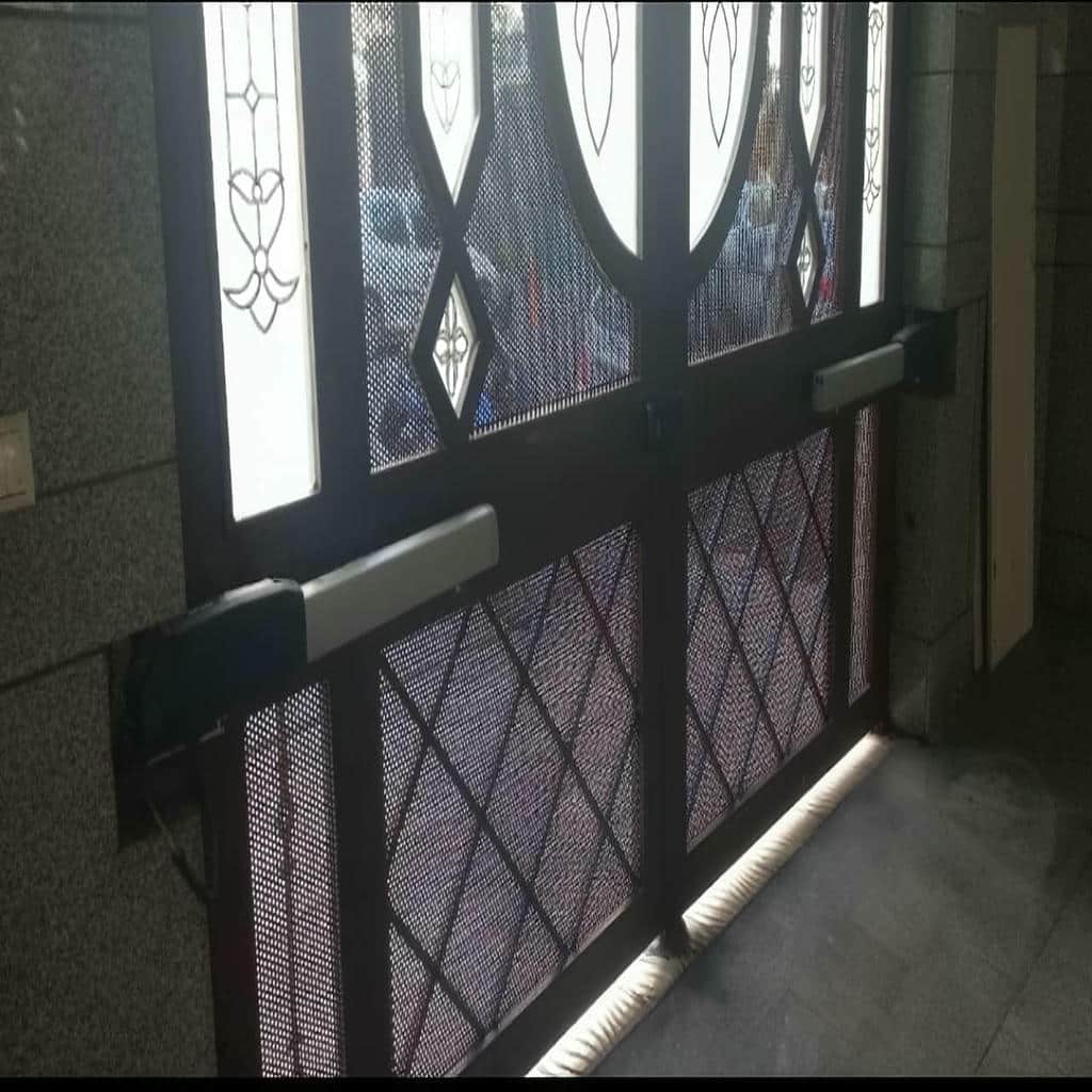 جک درب برقی پارکینگ با بازوی فلزی نصب شده روی چهارچوب