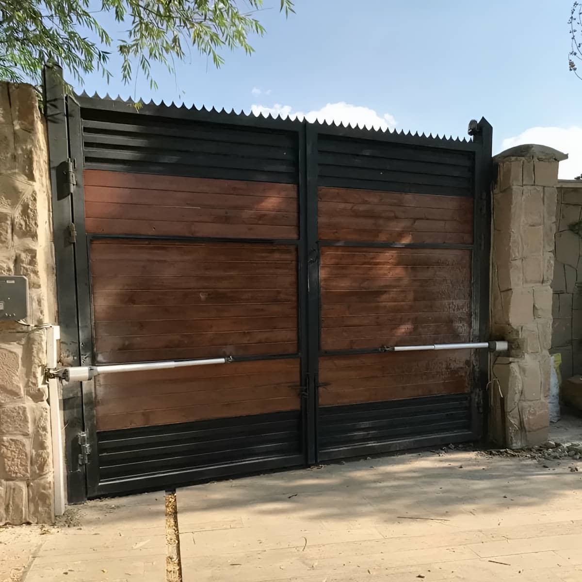 جک درب برقی پارکینگ با تابلو فرمان داخل باکس محافظ