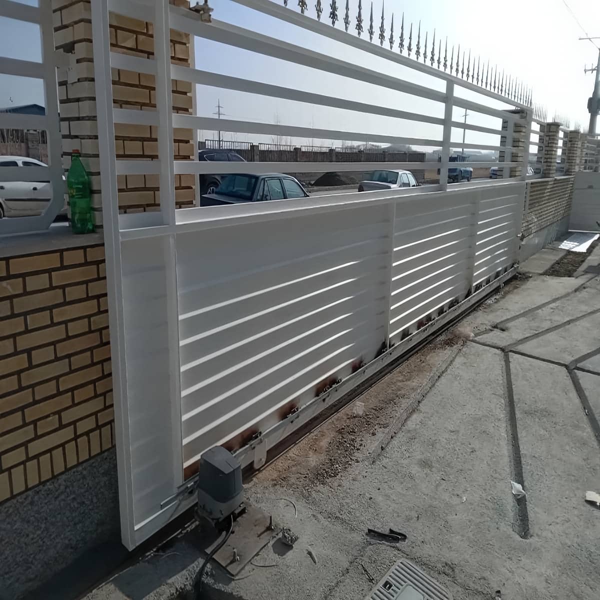جک درب پارکینگ با ریل تمیز و مسیر حرکت روان