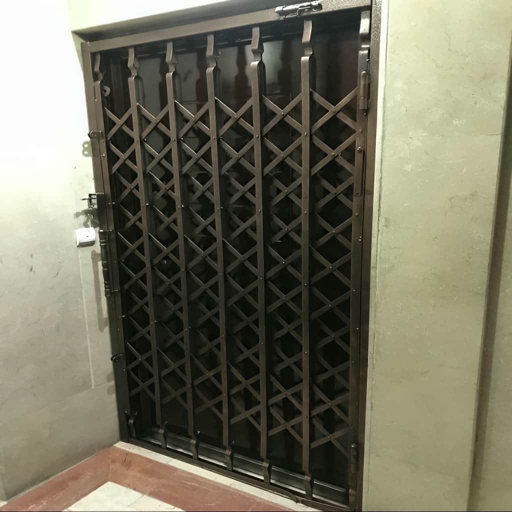 نصب حفاظ آکاردئونی دو جداره ورودی روی چهارچوب فلزی