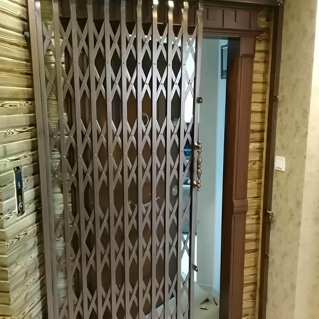نصب درب آکاردئونی تسمه پهن آهنی روی چهارچوب فلزی