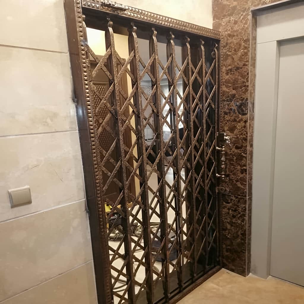نصب درب آکاردئونی سلطنتی گل دار روی چهارچوب فلزی