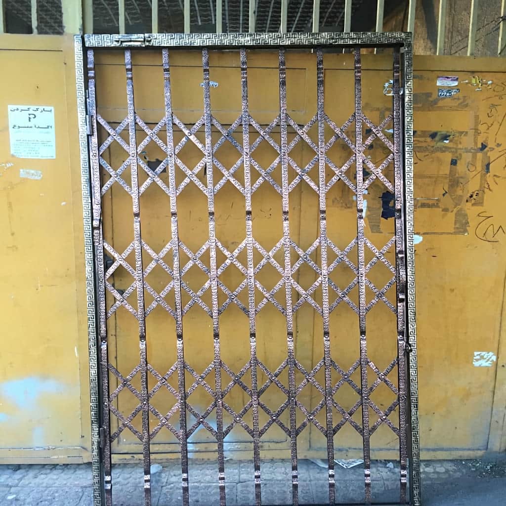 سفارش درب آکاردئونی سه گل تسمه با رنگ کوره‌ای