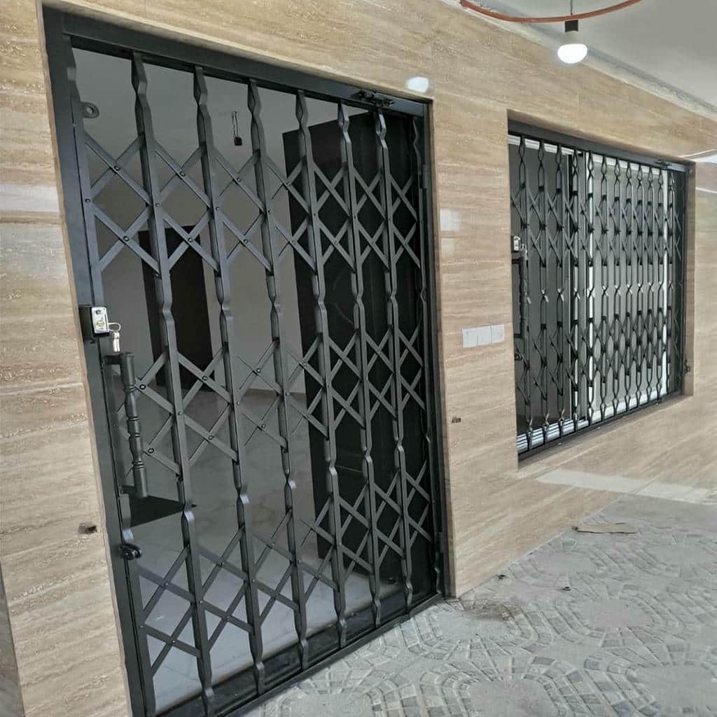 سفارش درب آکاردئونی مشکی طلایی با جزئیات طلایی