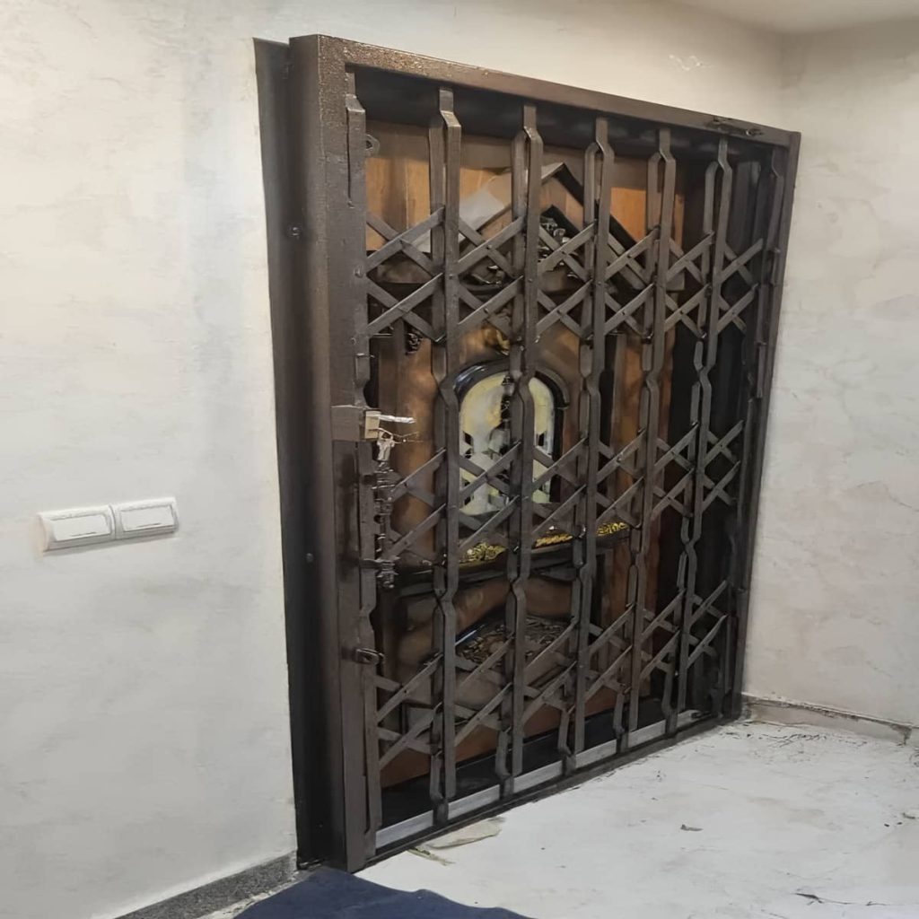نصب درب حفاظ فلزی ورودی واحد روی چهارچوب فلزی