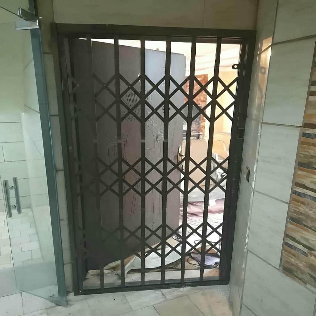 ساخت درب آکاردئونی برای واحد اداری با تسمه فولادی