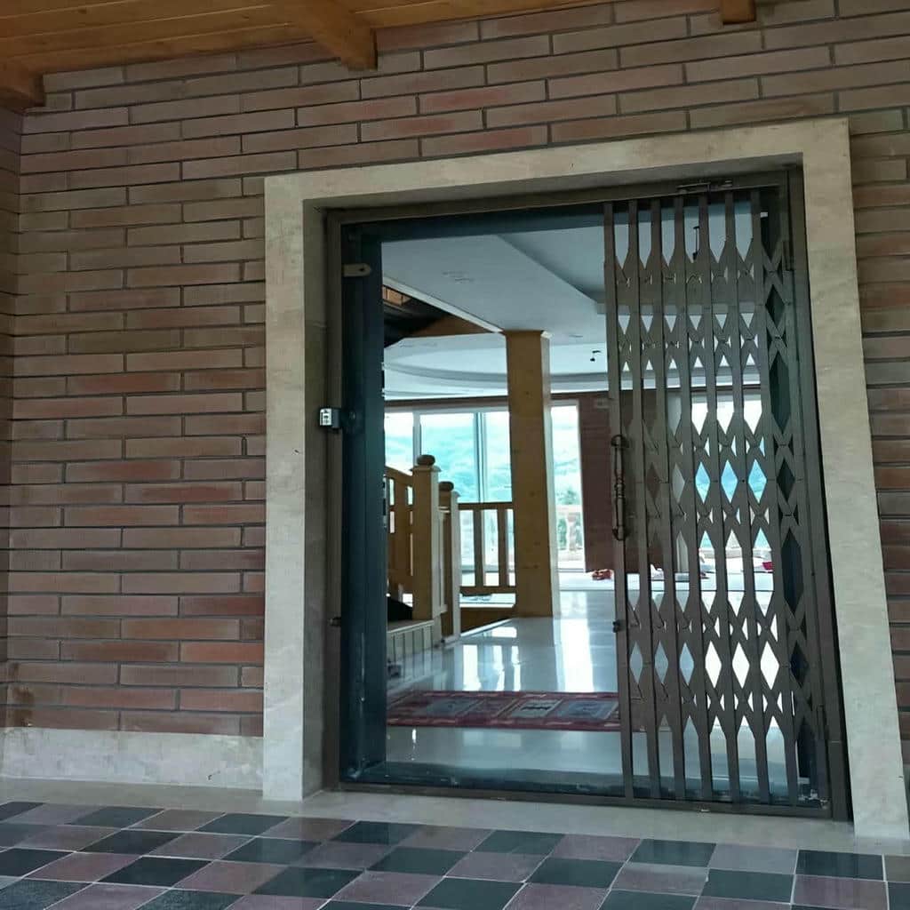خدمات نصب درب آکاردئونی مشکی طلایی