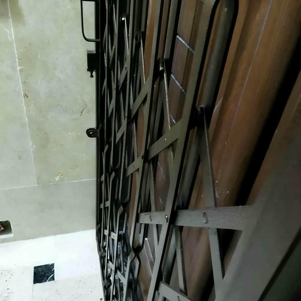 12 مدل درب آکاردئونی مشکی طلایی