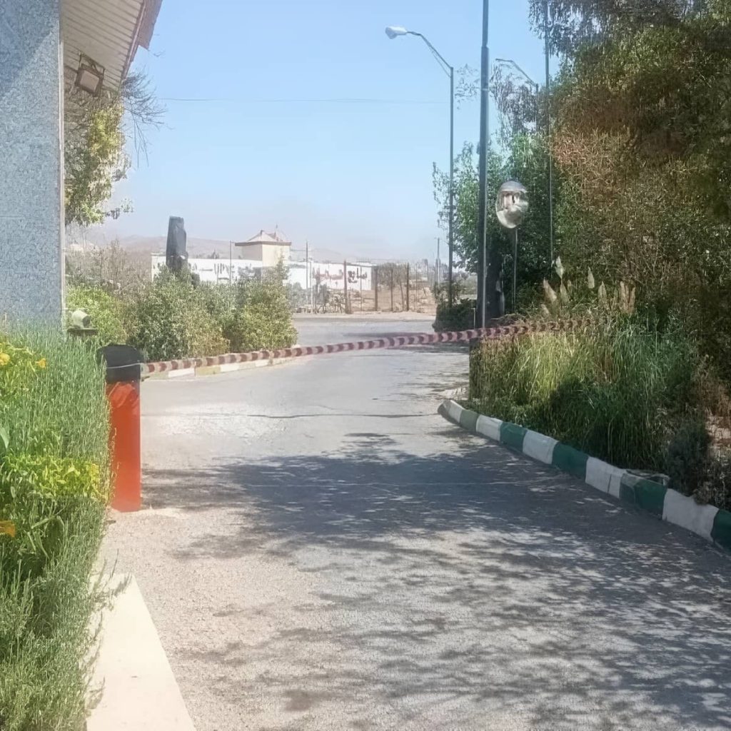 خدمات راهبند پرتردد شهرک صنعتی برای ورودی کارخانه