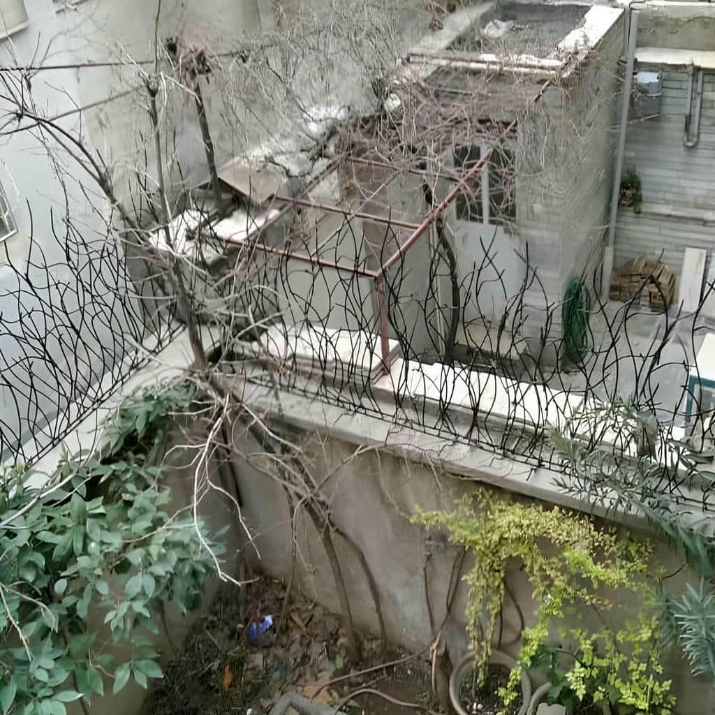 نصب حفاظ دیوار مدرن خطی با پایه مهار شده
